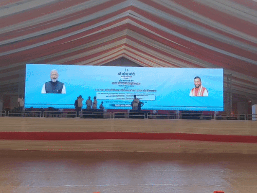 पीएम की रैली को लेकर मंच पर एलईडी स्क्रीन लगाई गई है।