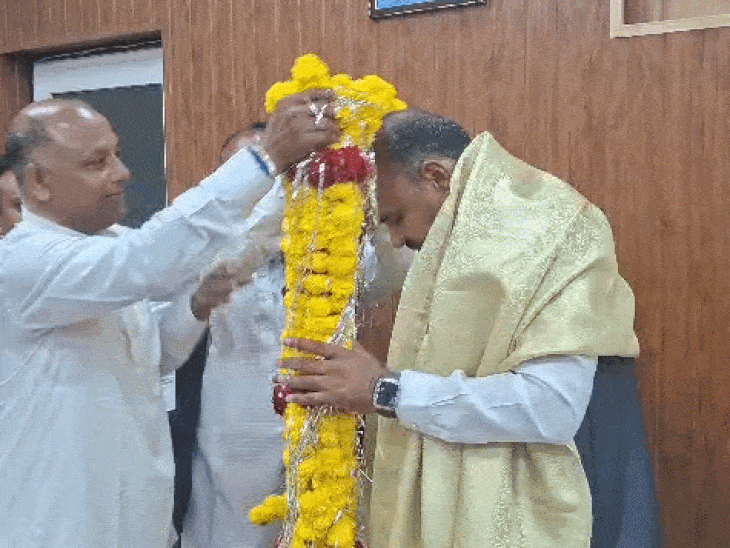 वक्फ बोर्ड के अध्यक्ष सनवर पटेल।
