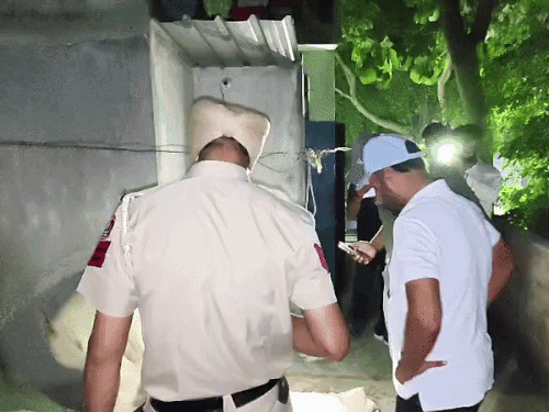 मौके पर पहुंचकर जांच करते हुए पुलिस टीम।
