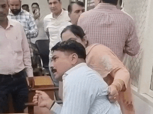 रजवंत कौर, नीलकंठ शर्मा का कॉलर भी पकड़ लेती हैं।