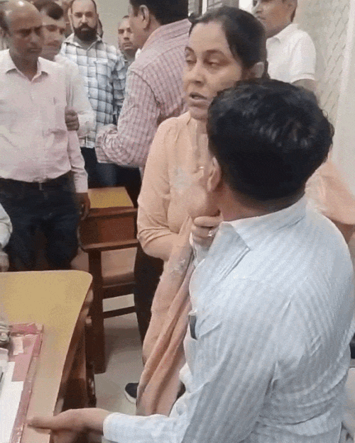नीलकंठ शर्मा हाथ जोड़ते हुए भी नजर आए।