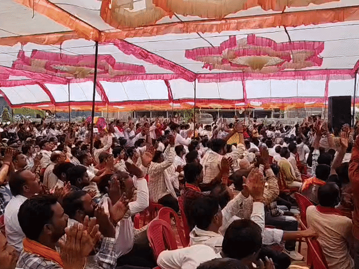 नरोत्तम और आशुतोष ने दतिया के बीजेपी दफ्तर में कार्यकर्ताओं को संबोधित किया।