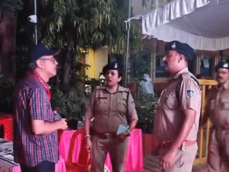 मतगणना के दौरान केवल निर्वाचन कार्यालय की ओर से जारी अधिकृत पहचान पत्र वाले प्रत्याशी और उनके प्रतिनिधियों को ही प्रवेश दिया गया।