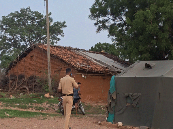 आदिवासियों की सुरक्षा के लिए 24 घंटे पुलिसकर्मी तैनात।