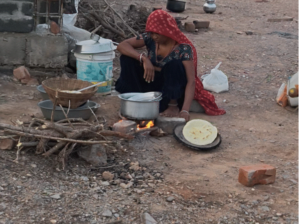 आदिवासी परिवार खुले में खाना बनाने को मजबूर है.