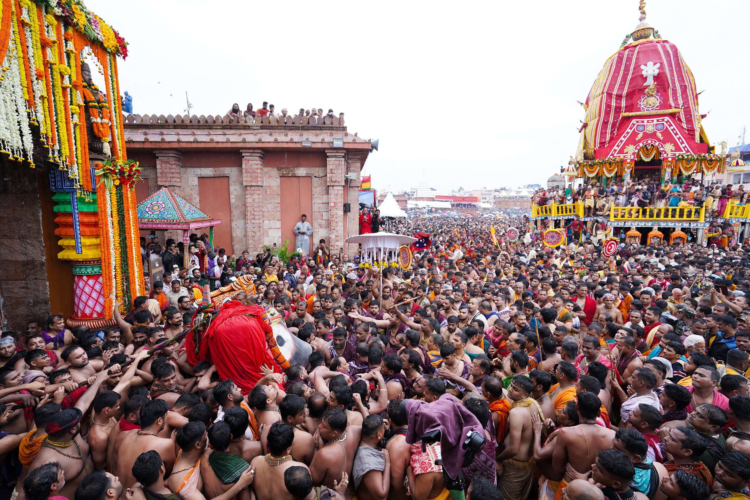 भगवान जगन्नाथ के रथ का नाम नंदीघोष है, इसे गरुड़ध्वज, कपिध्वज भी कहते हैं। इसकी ऊंचाई लगभग 45.6 फीट है, इसमें 16 पहिए लगते हैं।