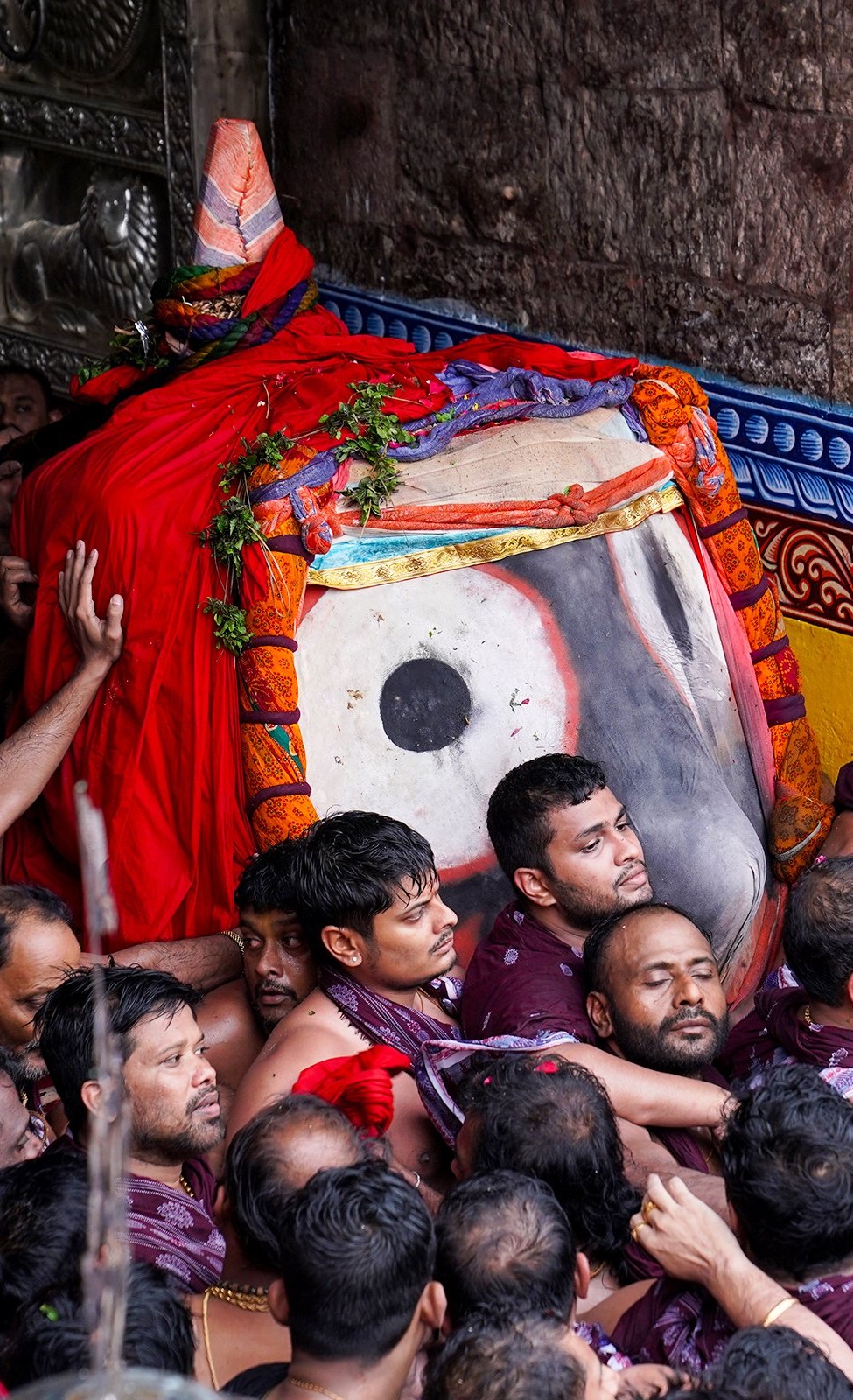 भगवान जगन्नाथ के विग्रह को जब मंदिर से बाहर लाया गया तब उनके सिर पर मुकुट नहीं था।