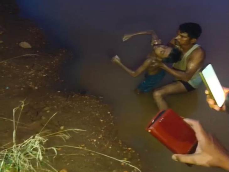 तीनों बच्चे बारिश के पानी से भरे गहरे गड्ढे में समा गए।