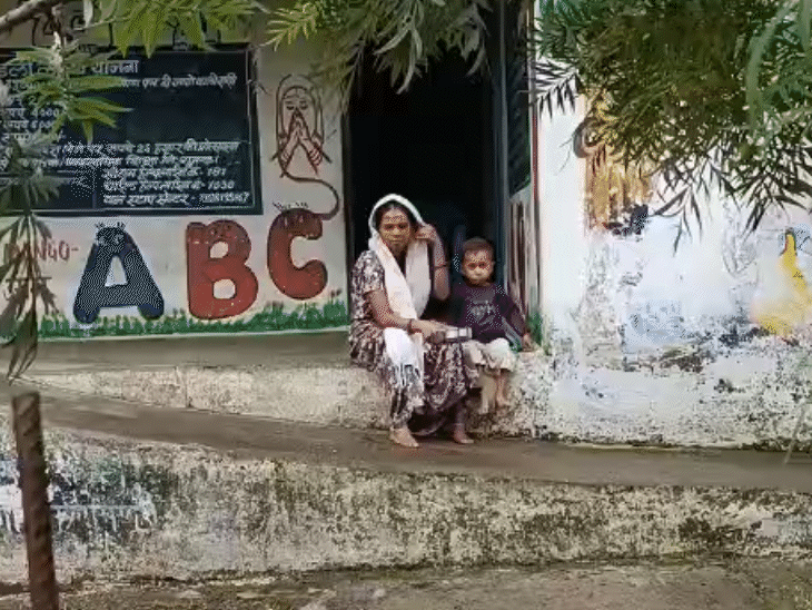 डिंडौरी में आंगनबाडी केंद्र खुले हैं, लेकिन पोषाहार नहीं मिल रहा है.