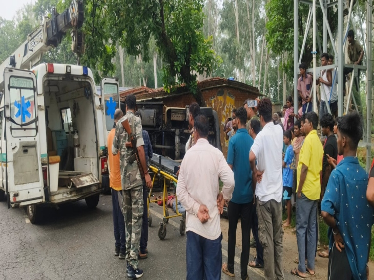 हादसे के बाद सड़क पर कुछ देर के लिए अफरातफरी का माहौल बन गया। स्थानीय लोग बड़ी संख्या में घटनास्थल पर जुट गए।