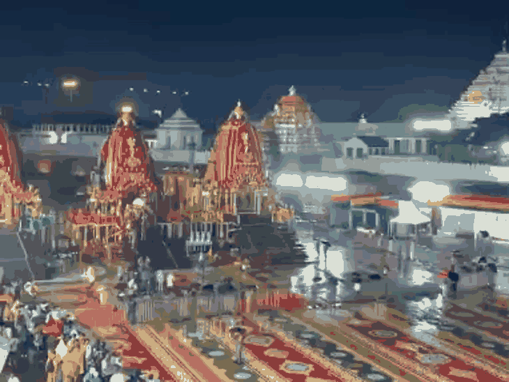 पुरी में रातभर हुई तेज बारिश के बीच श्रद्धालु छाता और प्लास्टिक शीट के सहारे रथयात्रा मार्ग पर डटे रहे। - Dainik Bhaskar