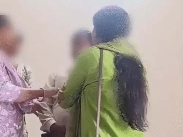 युवती ने प्रोफेसर को गाली-गलौज कॉलर पकड़कर पीटा