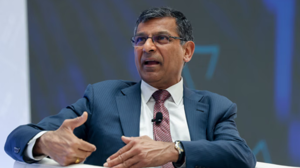 2003 से 2006 तक रघुराम राजन IMF में मुख्य अर्थशास्त्रीऔर रिसर्च डिपार्टमेंट के डायरेक्टर भी रहे।