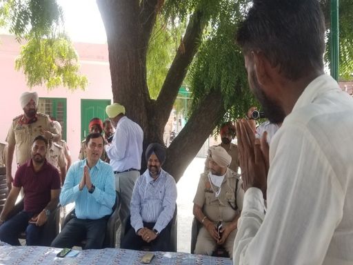 DIG हरजीत सिंह की अगुवाई वाली नई SIT ने फरीदकोट के बुर्ज जवाहर सिंह वाला गांव में लोगों से मुलाकात कर सहयोग मांगा।