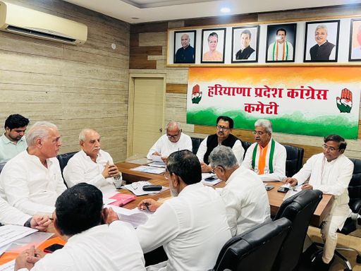 जनरल बॉडी मीटिंग में प्रभारी संजय दत्त, सीएलपी लीडर संजय दत्त व प्रदेश अध्यक्ष राव नरेंद्र सिंह। फाइल
