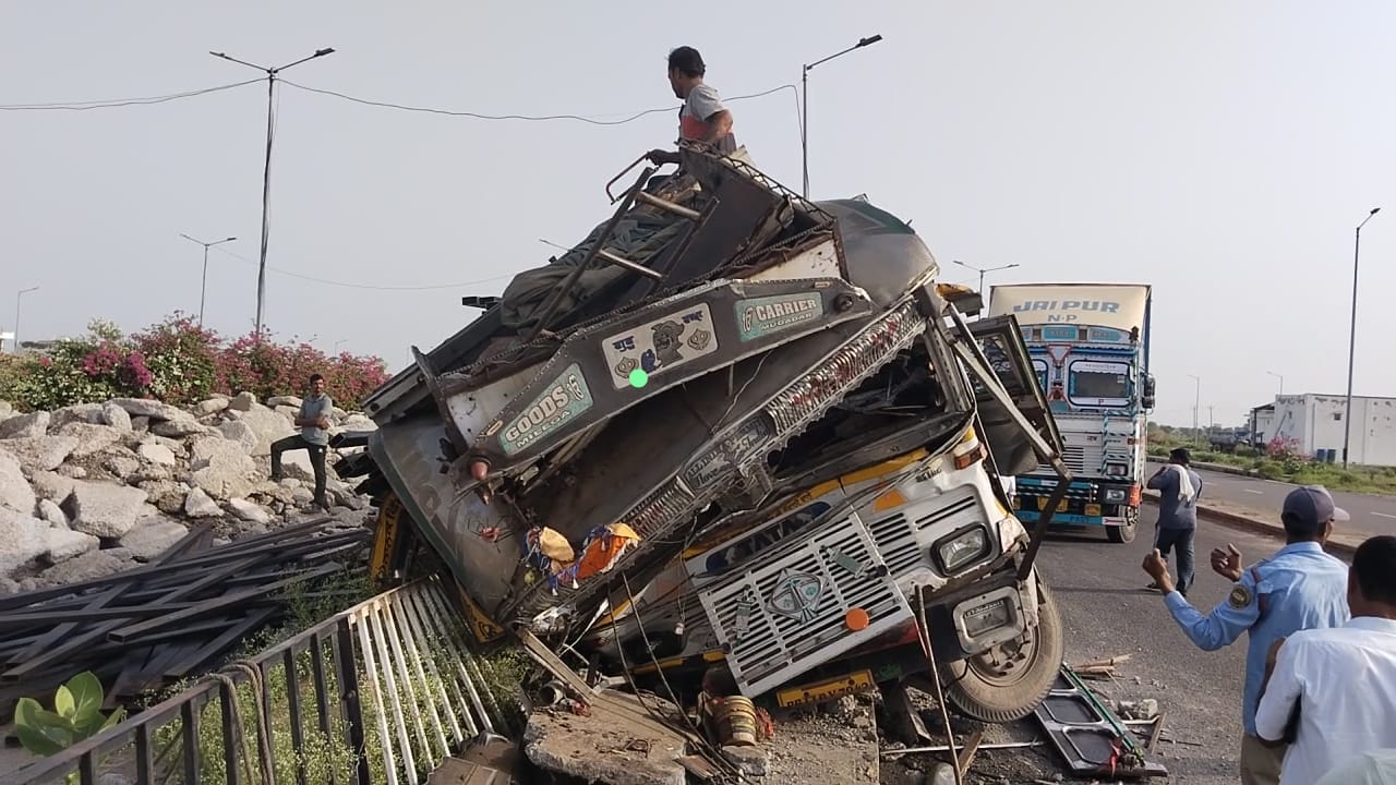 नांगल चौधरी में एनएच 148 बी पर नाले में धंसा ट्रक
