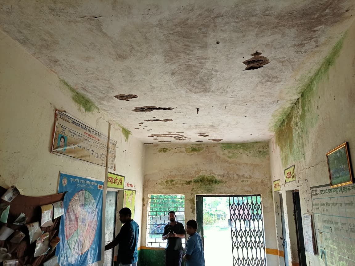 बारिश के दौरान छत से पानी टपकने लगता है।