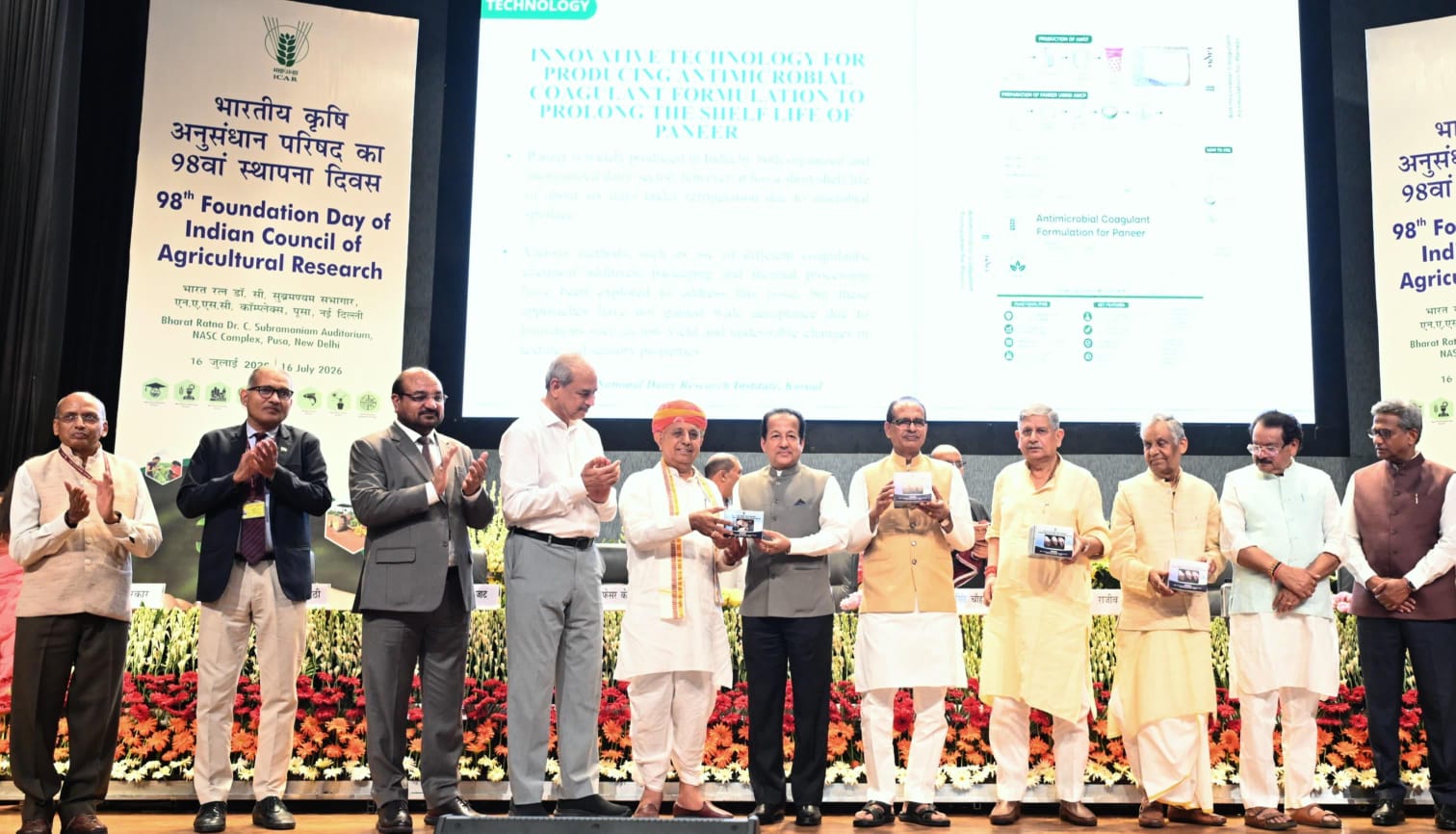 राष्ट्र को वैक्सीन समर्पित करते अतिथि।