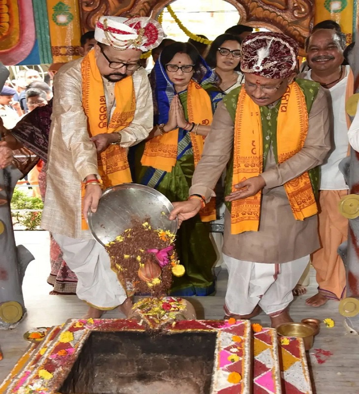 गायत्री नगर मंदिर में राज्यपाल और सीएम साय ने पूजा अर्चना की।
