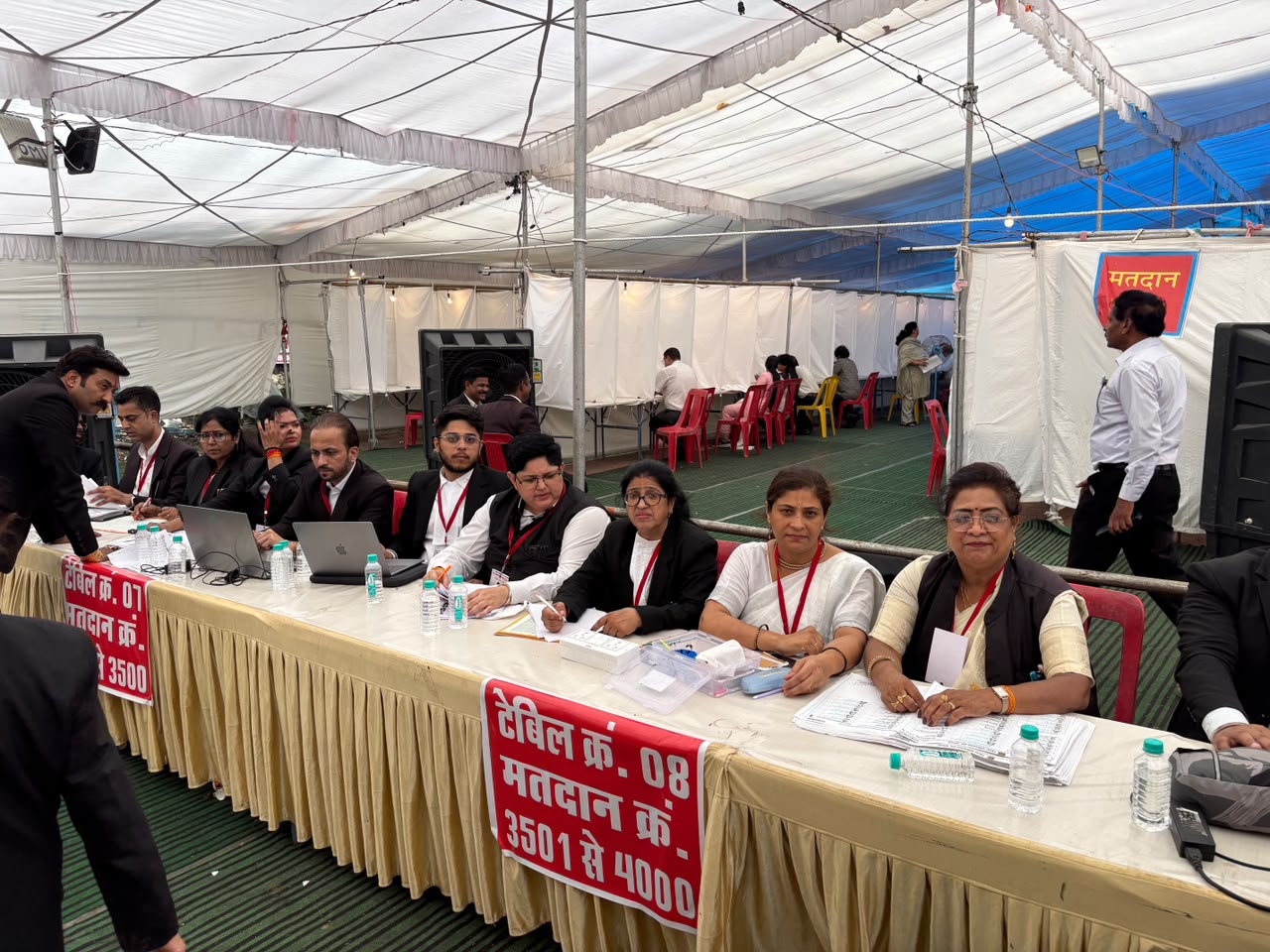 अतिरिक्त मुख्य चुनाव अधिकारी मंजू जैन सिंह समेत अन्य अतिरिक्त मुख्य चुनाव अधिकारी वोटिंग प्रक्रिया पूरी करवाते हुए।