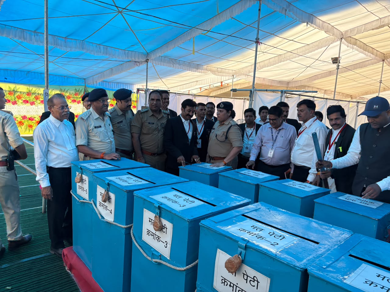 मौके पर पुलिस बल भी तैनात।