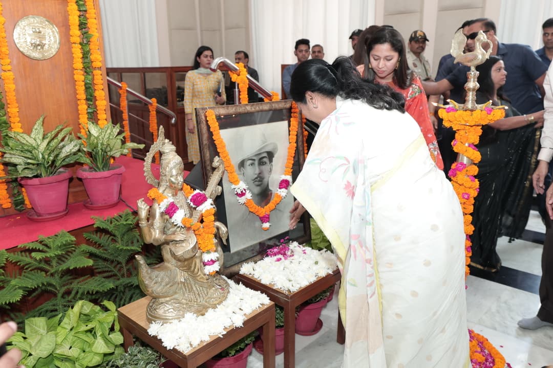शहीद भगत सिंह को श्रद्धांजलि अर्पित करतीं सीएम रेखा गुप्ता।