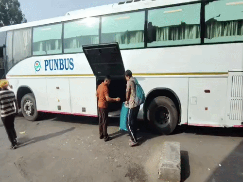 पंजाब रोडवेज की वोल्वो ।