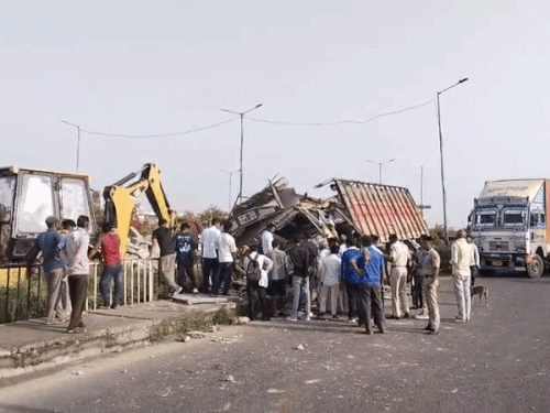 ड्राइवर को नींद आने पर हुआ बेकाबू; JCB की मदद से निकाला बाहर|नारनौल,Narnaul - Dainik Bhaskar