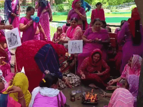 10 को नोटिस मिलने पर भड़का गुस्सा; कहा- नौकरी से निकालो, पर आंदोलन नहीं रुकेगा|अलवर,Alwar - Dainik Bhaskar