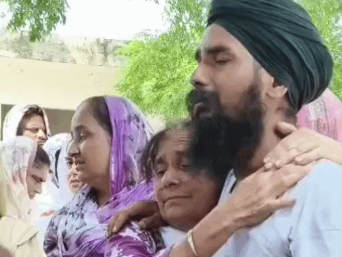 गुरुवार को संदीप सिंह का अंतिम संस्कार किया गया। इस दौरान शोकाकुल परिजन.
