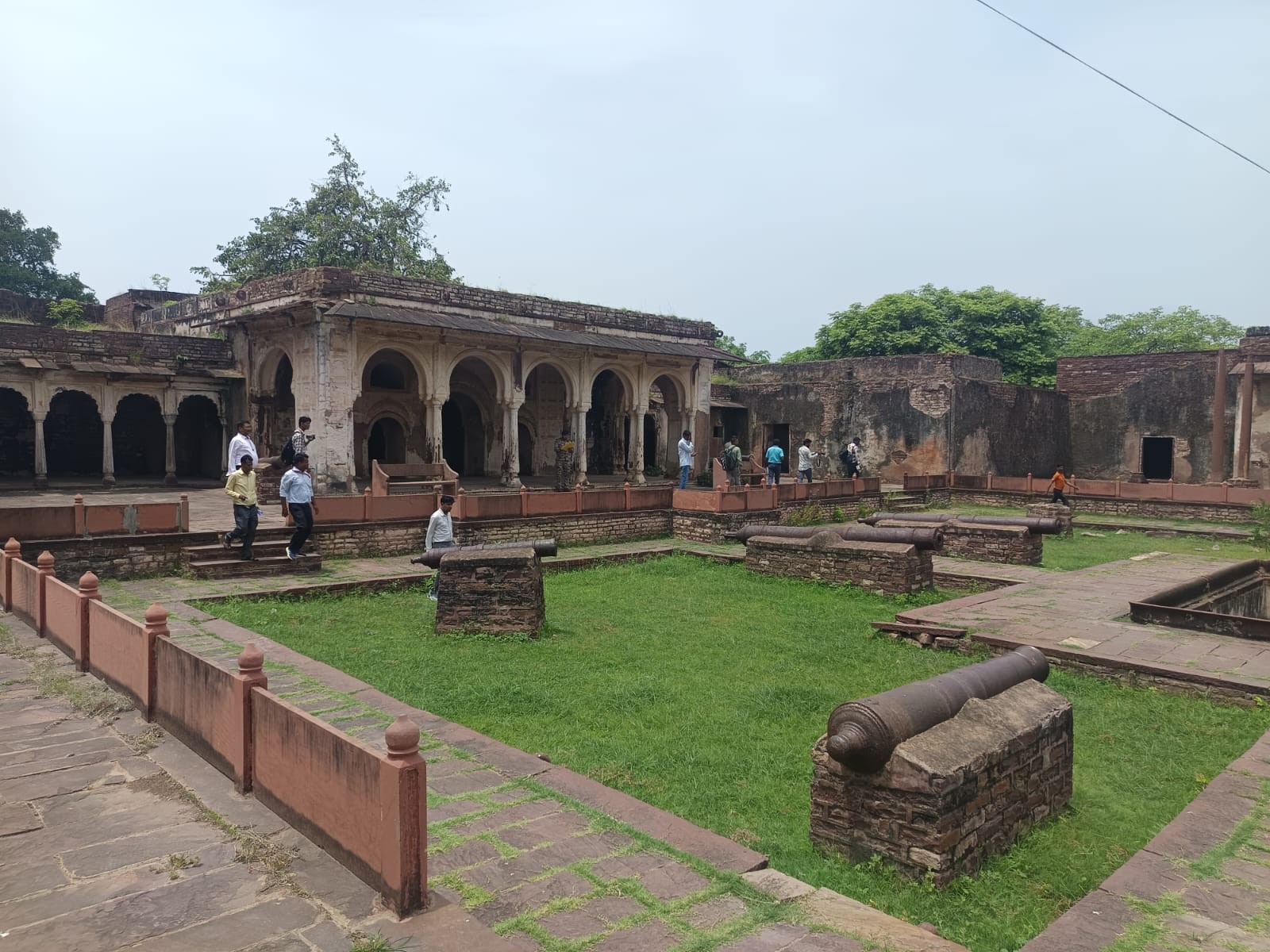 नरवर किले में रखी ऐतिहासिक तोपें।