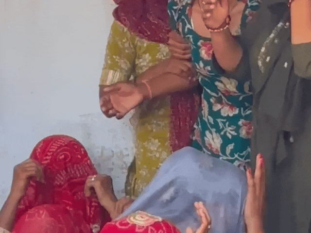 घर में चीख-पुकार मच गई, जिसे देखकर सभी की आंखें नम हो गईं।