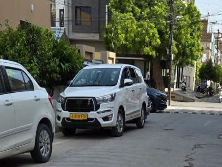 प्रवर्तन निदेशालय की टीमें 2 गाड़ियों में 17 जुलाई की सुबह भाजपा नेता के कोतवाली थाना क्षेत्र स्थित घर पहुंची थी।