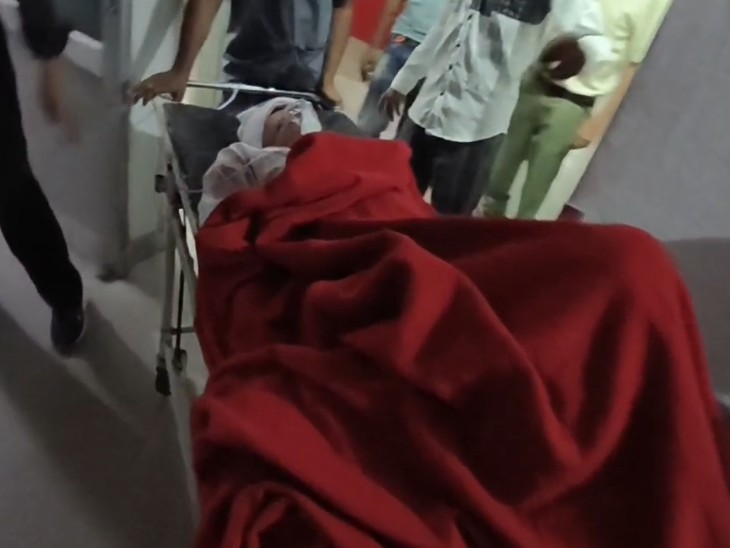 मेरठ में घायल लड़की को केएमसी अस्पताल में भर्ती कराया गया। उसकी हालत गंभीर बनी हुई है।