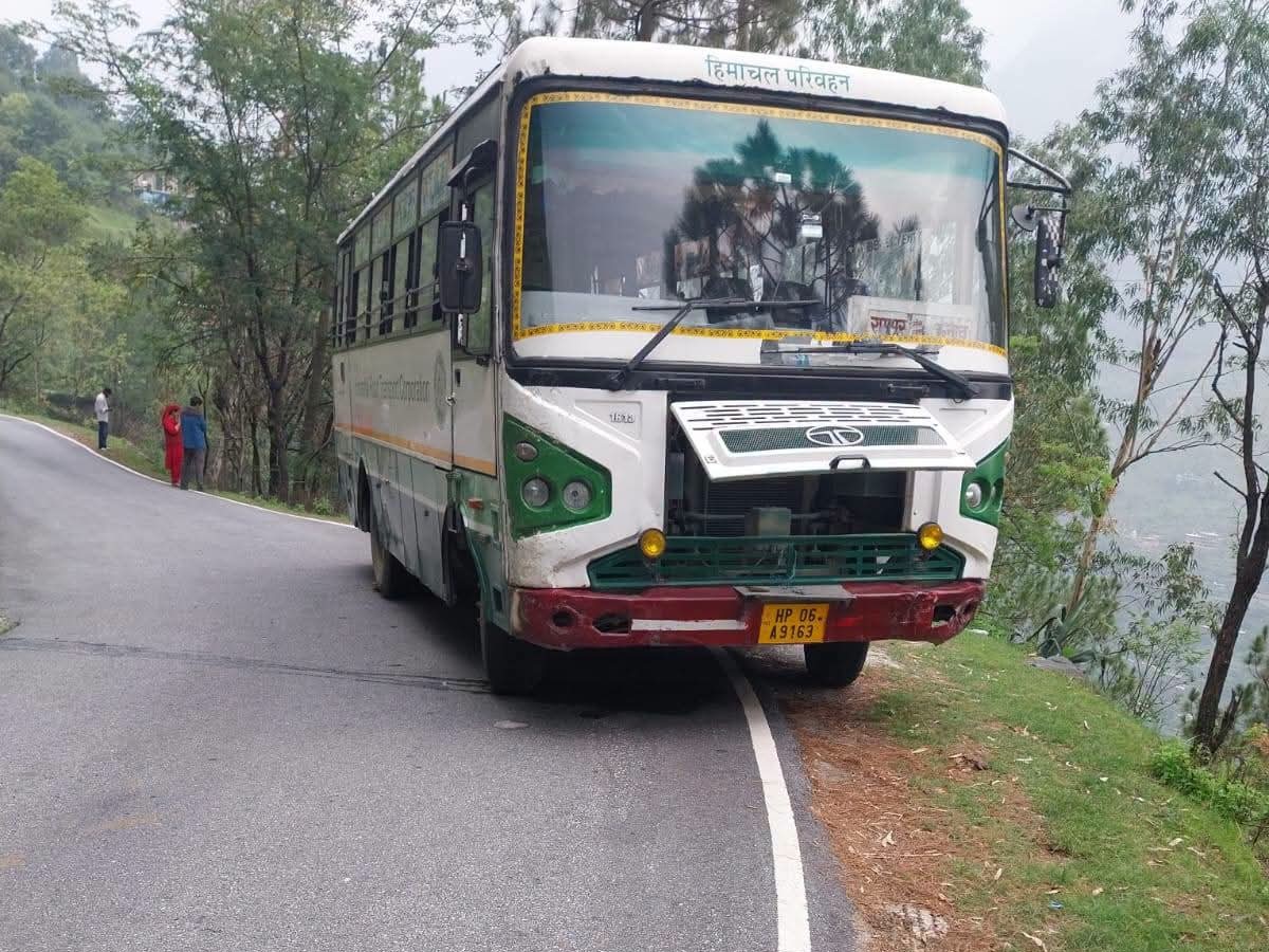 खराब हुई HRTC की बस।