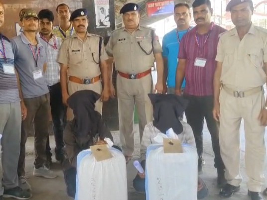 मौके पर मौजूद रेलवे पुलिस के अधिकारी।