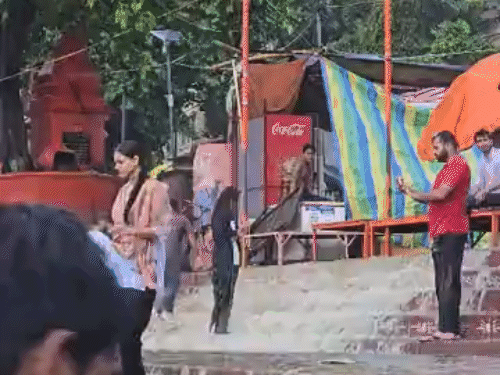 वाराणसी में गंगा का जलस्तर बढ़ने से दशाश्वमेध घाट की कई सीढ़ियां पानी में डूब गई।