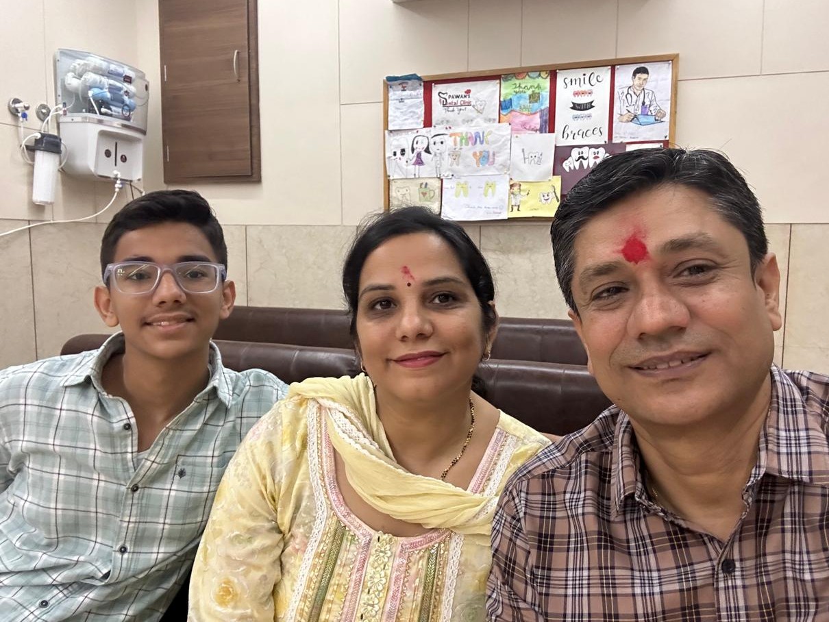 माता-पिता के साथ दैविक मिड्‌ढा ने खुशियां शेयर की।