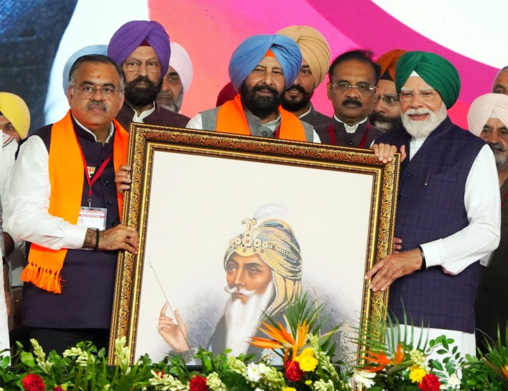पंजाब भाजपा प्रधान केवल सिंह ढिल्लों ने पीएम मोदी को महाराज रणजीत सिंह का तस्वीर सौंपी। केवल सिंह ढिल्लों पंजाब में भाजपा सरकार बनने पर महाराजा रणजीत सिंह वाला शासन फिर से देने की वकालत करते आए हैं।