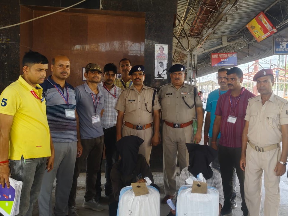 रेल पुलिस की गिरफ्त में दोनों आरोपी।