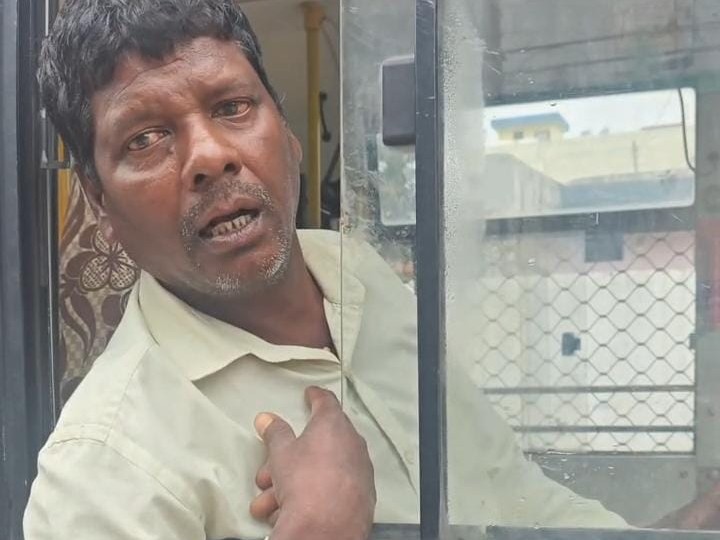 नशे में धुत्त आरोपी बस ड्राइवर जिसने बुजुर्ग को टक्कर मारा