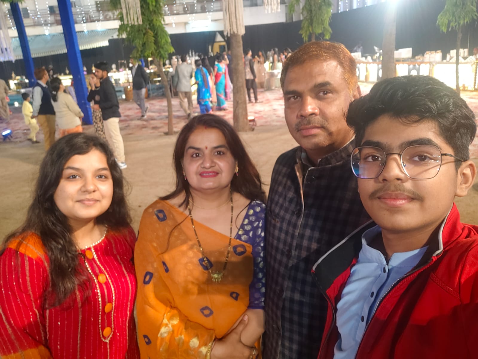 16वीं रैंक हासिल करने वाले कोटा के कार्तिक परिवार के साथ।