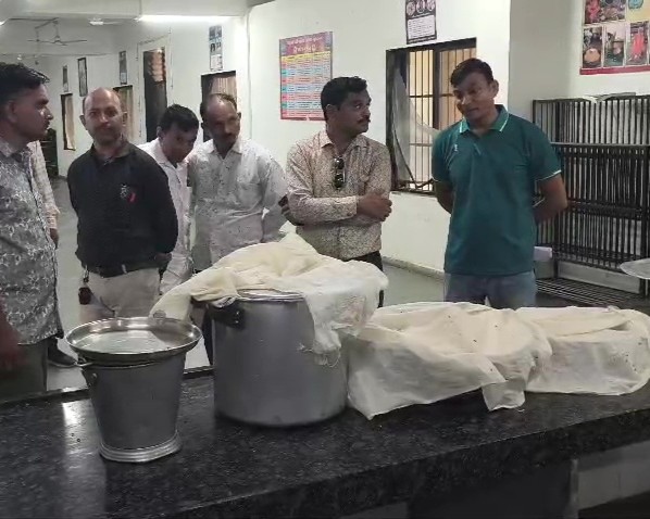 स्वास्थ्य अधिकािरियों ने खाने के नमूने जांच के लिए भेज दिए हैं।
