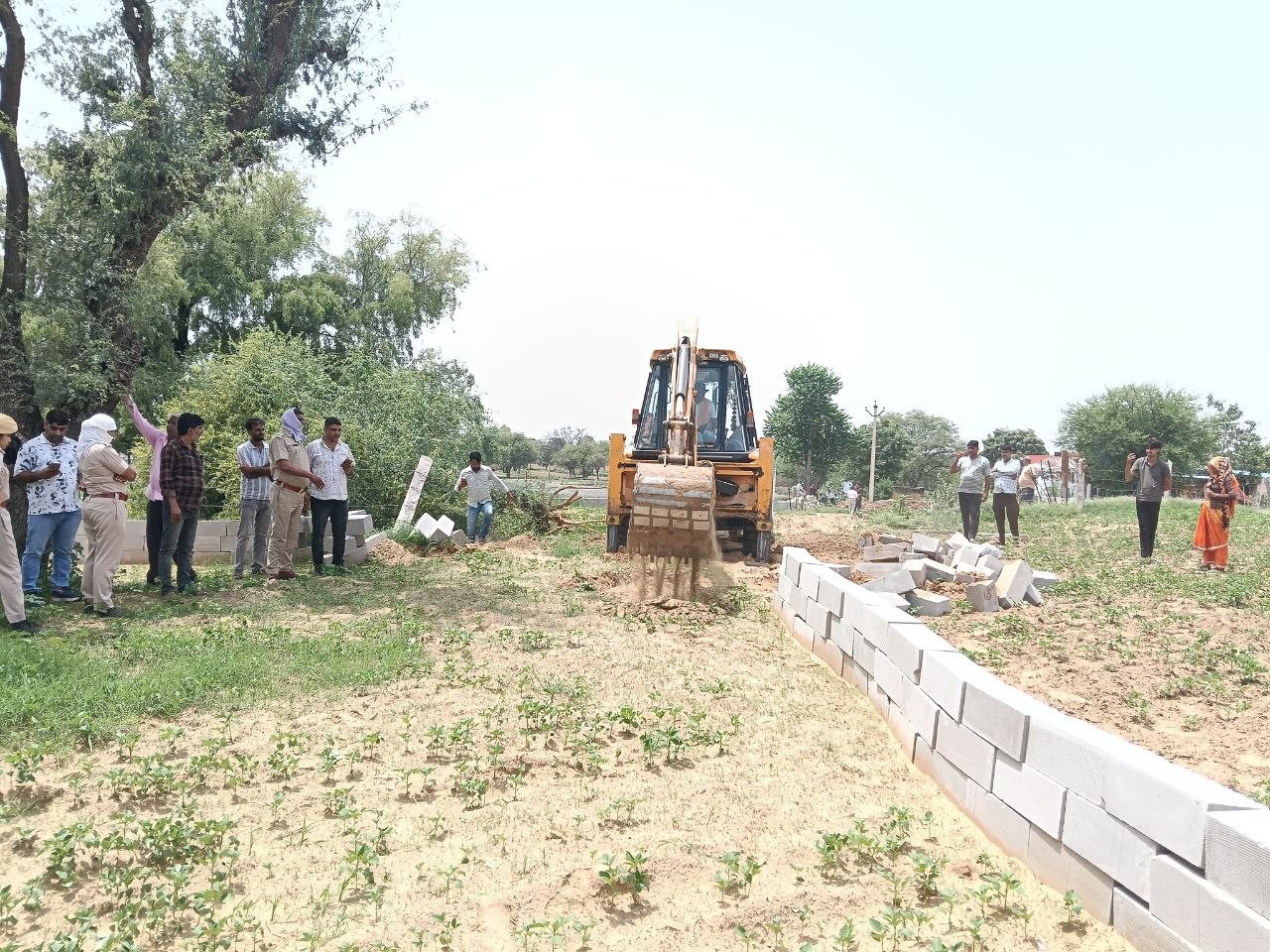 प्रशासन ने मौके से बाउंड्री का निर्माण हटाया।