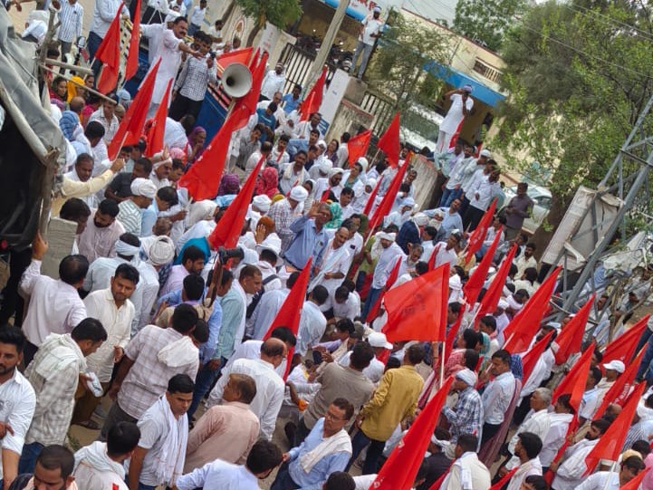 शिक्षक संगठन ने चेतावनी दी की यदि मांगे नहीं मानी गई तो बीकानेर स्थित शिक्षा निदेशालय का घेराव कर प्रदेशव्यापी आंदोलन शुरू किया जाएगा।