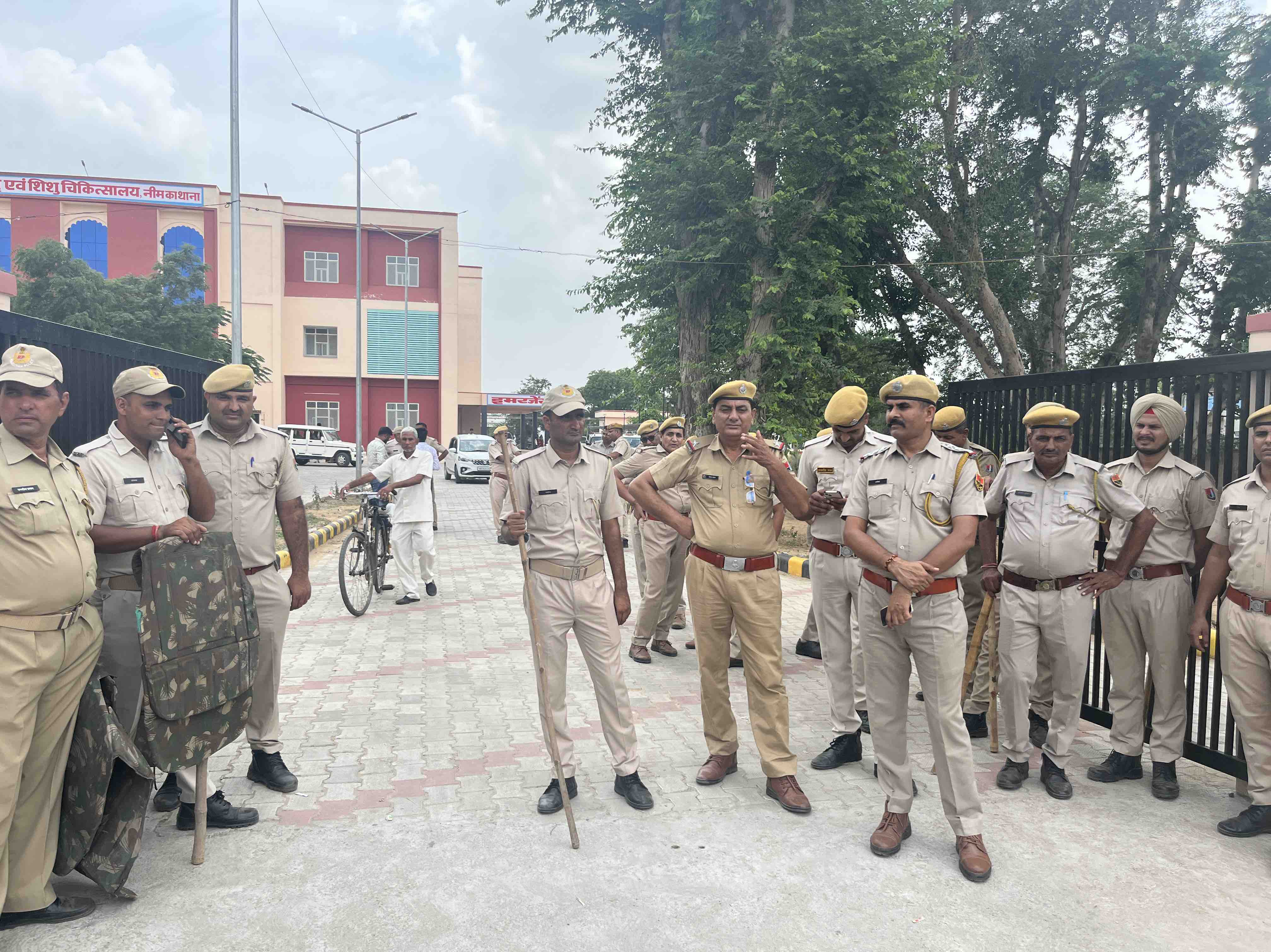प्रदर्शन को देखते हुए अस्पताल के बाहर पुलिस बल तैनात किया गया है।