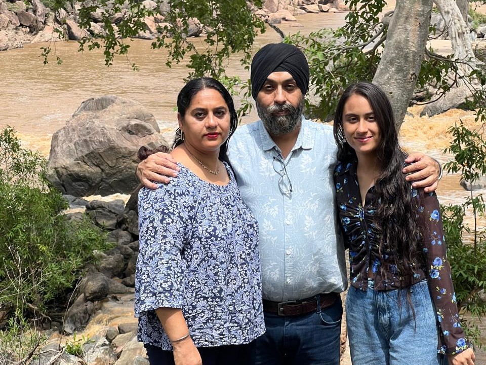 जपनीत कौर अपने पिता डॉ. गुरुमोहन सिंह और मां रवनीत कौर के साथ।