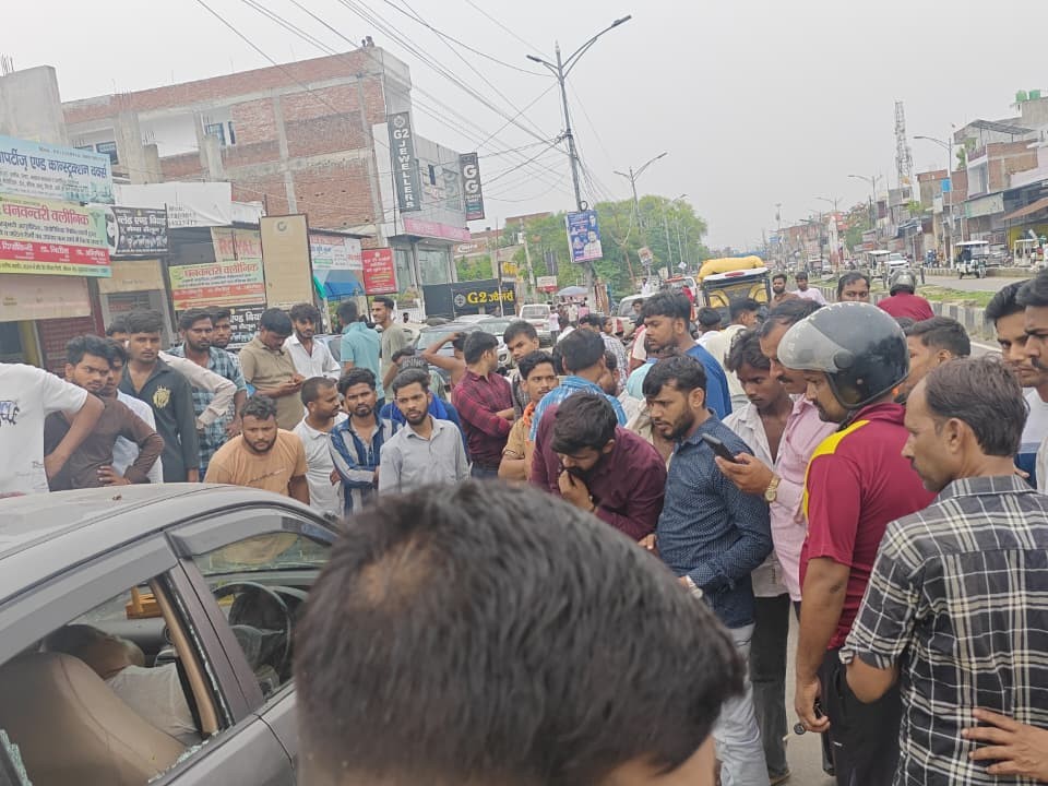 गाजीपुर थाने में थे तैनात थे मृतक अजय सिंह, वह पहले क्राइम ब्रांच में भी रह चुके हैं।