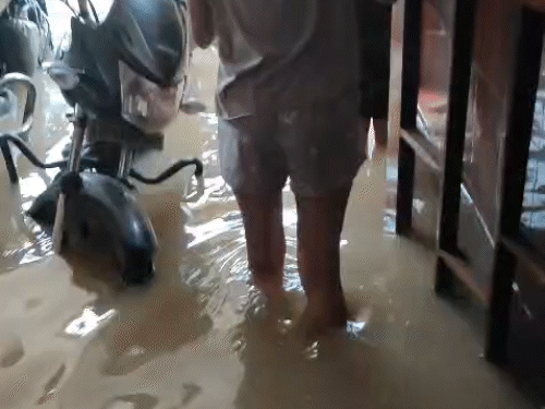 घरों में घुटनों तक पानी भर गया है, जबकि कई बाइकें पानी में डूब गई हैं।