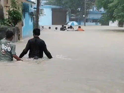कॉलोनी की सड़क पर कमर से ऊपर तक पानी भर गया।